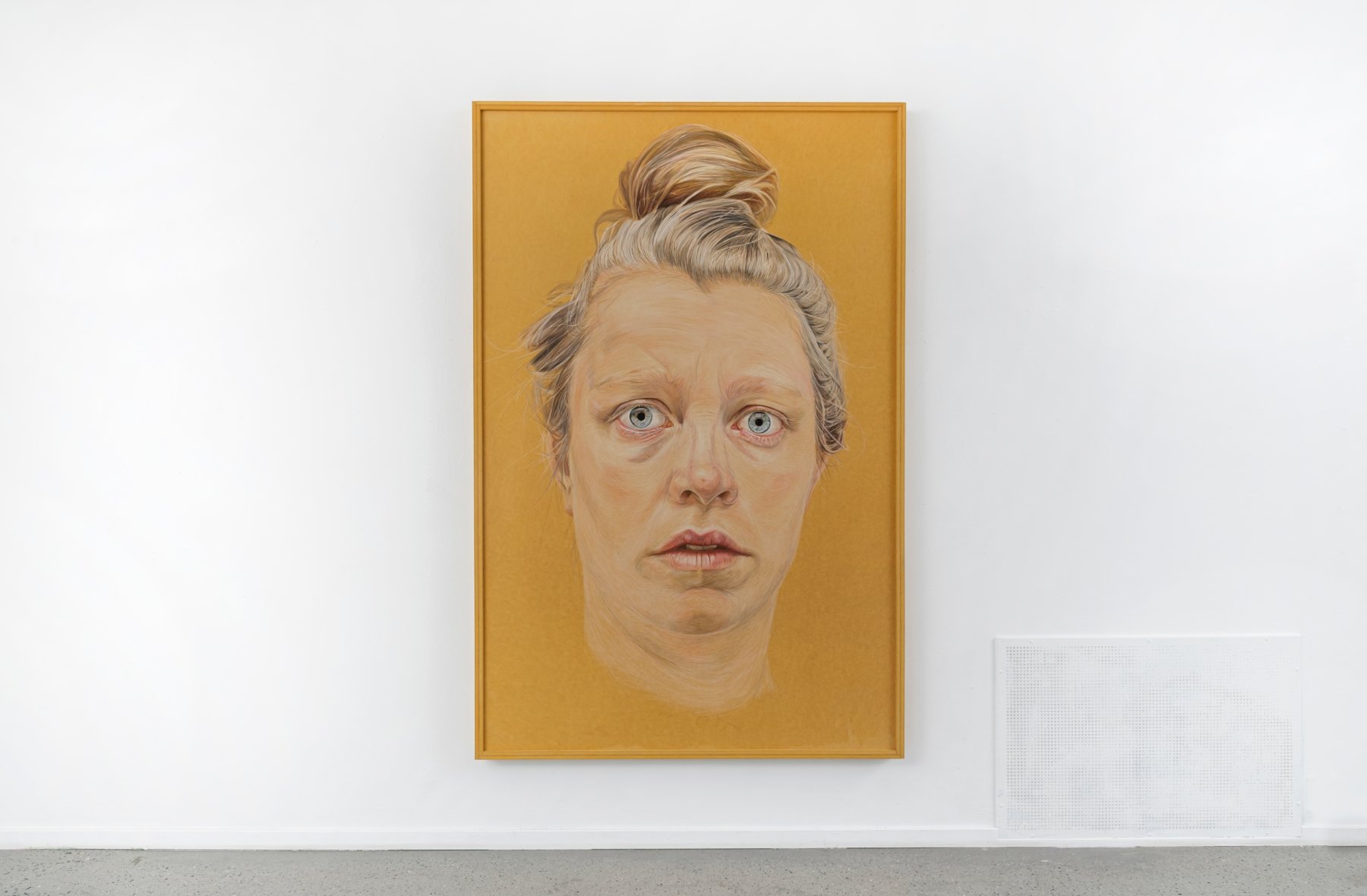 *Noen leker «lufta ert til for alle» rett foran ansiktet mitt, i tide og utide* (2021) av Charlotte Rostad. Fargeblyant på valchromat. Foto: Øystein Thorvaldsen.