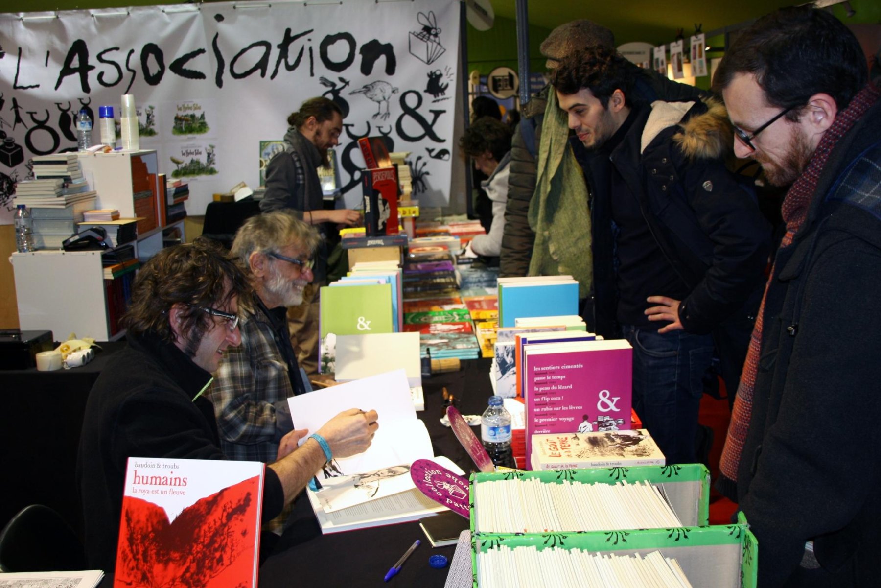 Signeringer er en viktig del av Angoulême-festivalen. Her er Edmond Baudoin (bakerst) og Jean-Marc Troubet (Troubs) i aksjon hos det ledende franske alternativforlaget l’Association. Standen var i det samme festivalområdet som de nordiske landene. Foto: Morten Harper.