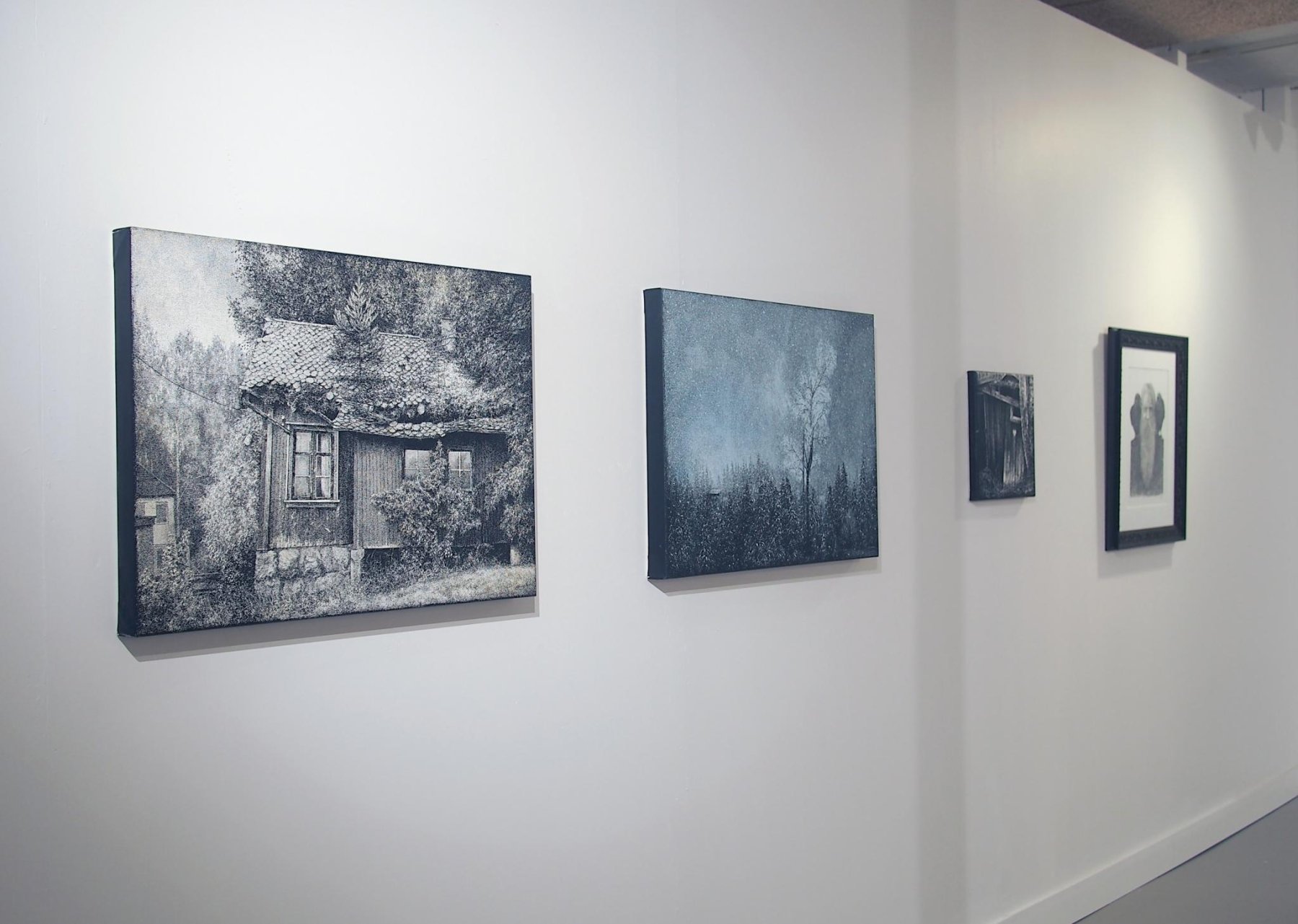 Danny Larsen, fra venstre: *Et Hjem* (2018), *I skogen* (2018), *Det faller snart* (2018), *Odin* (ukjent årstall). Foto: Tom S. Kosmo.